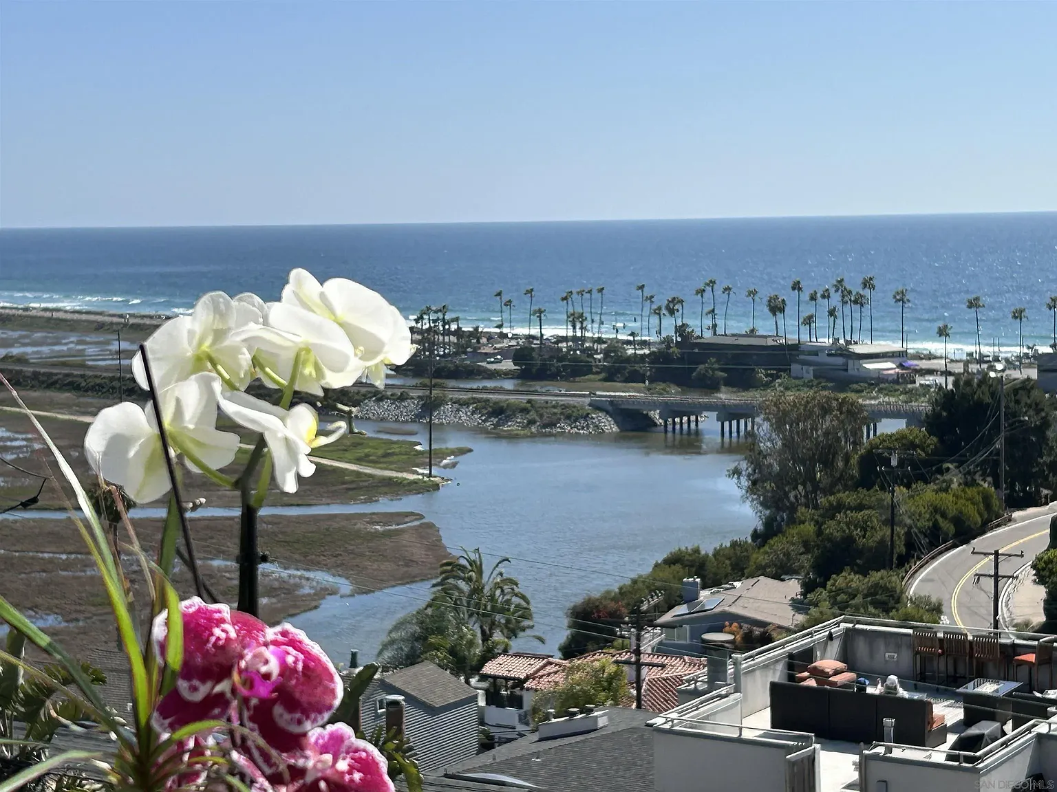 2 bed, 1.5 bath, 2000 sqft, $7,500 — Photo 1