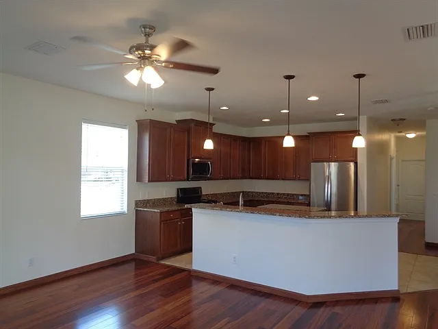 5 bed, 3.0 bath, 2813 sqft, $3,060 — Photo 3
