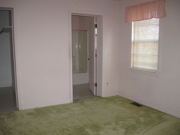5th image of 102 Wood St