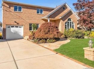 2960 Wynsum Ave, Merrick, NY 11566