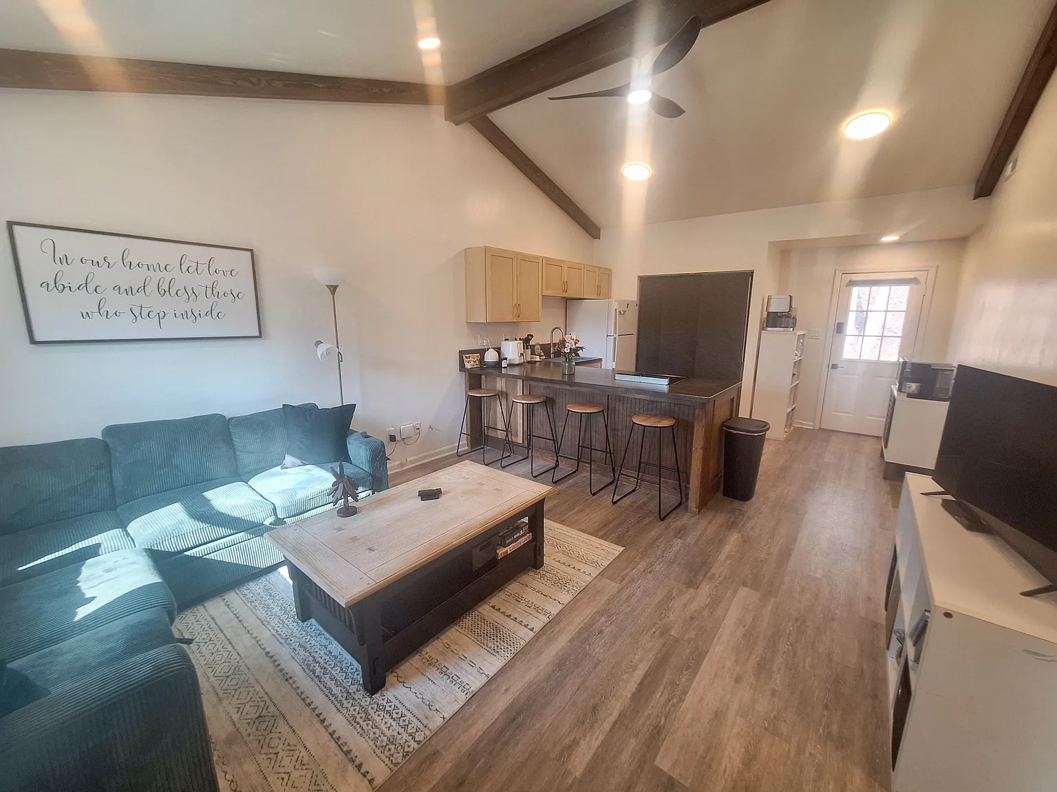 2 bed, 1.0 bath, 850 sqft, $1,350 — Photo 3