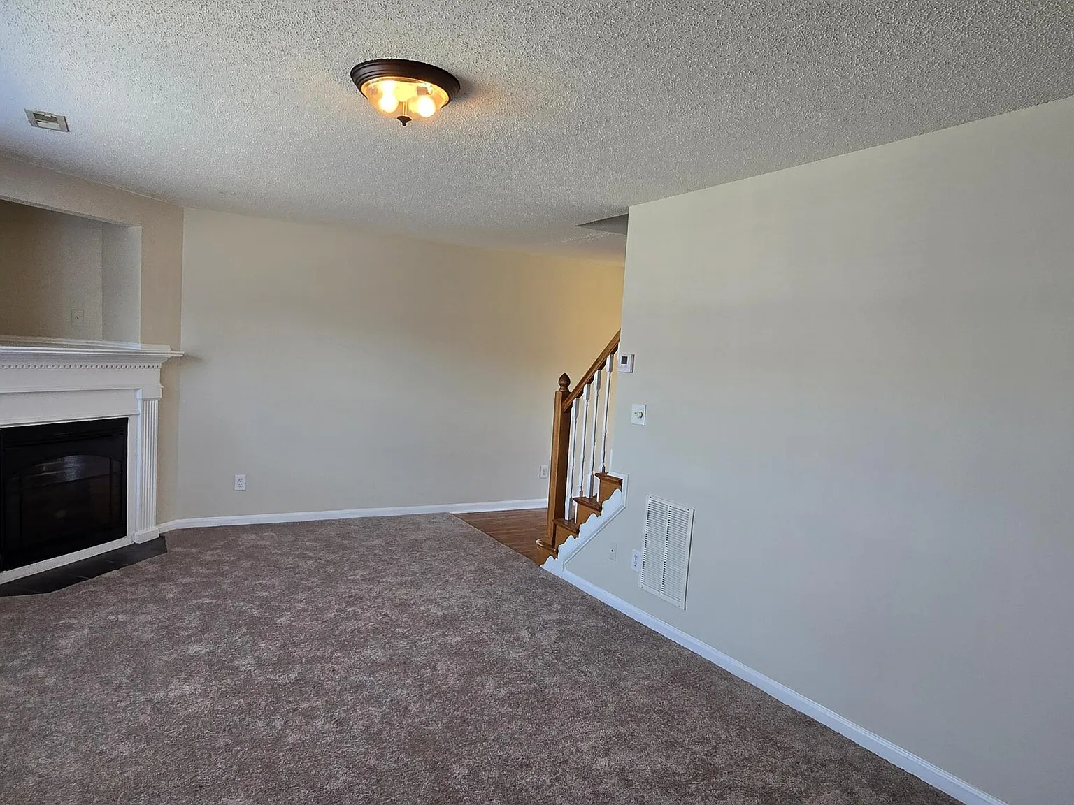 3 bed, 2.5 bath, 1453 sqft, $1,295 — Photo 3