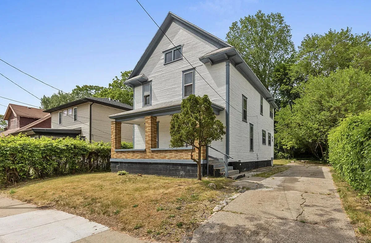 side of the house - 1007 Sherman St SE