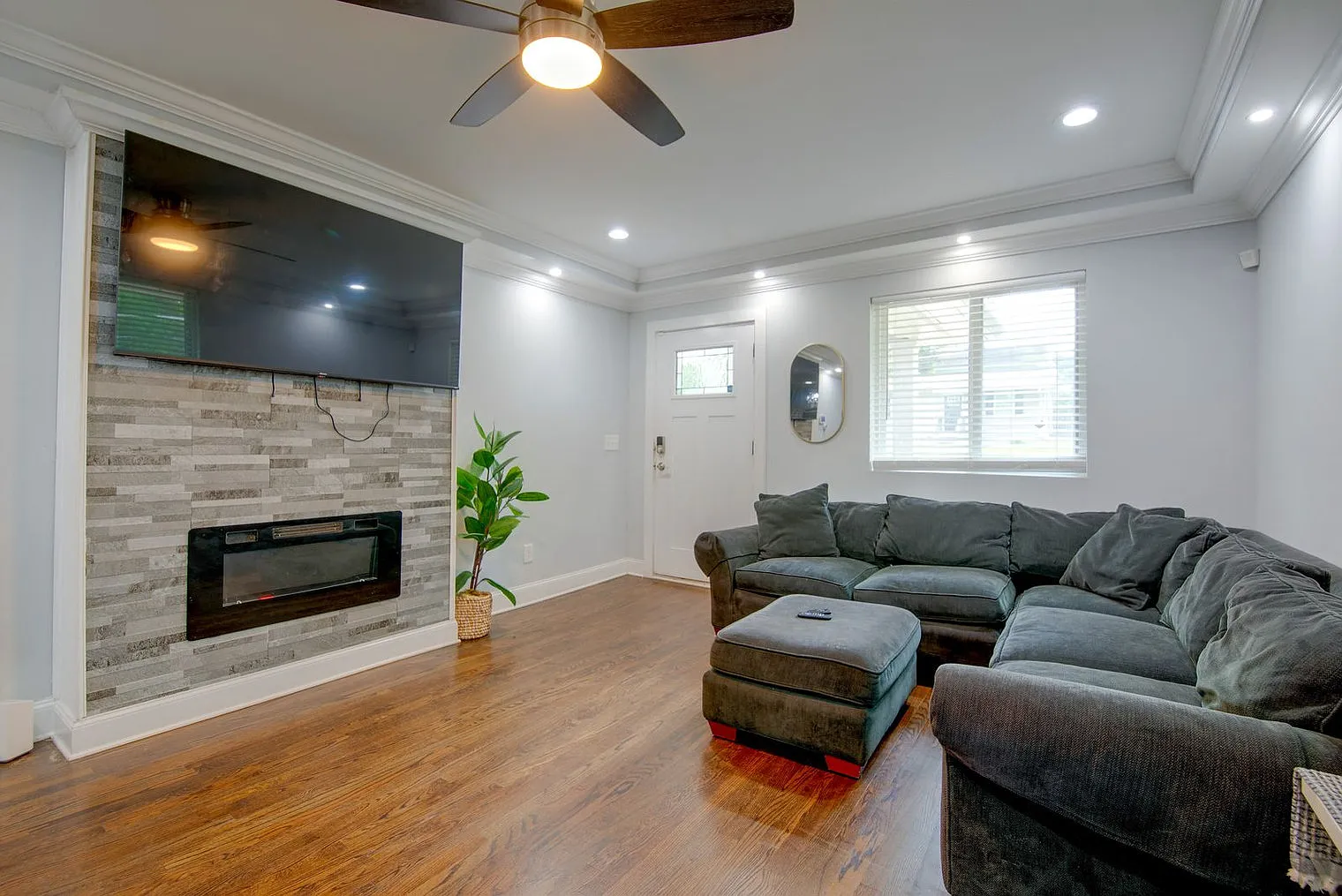 4 bed, 4.0 bath, 2389 sqft, $7,242 — Photo 3