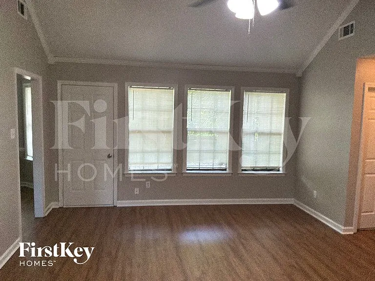 4538 Kings Grant Dr — Photo 4