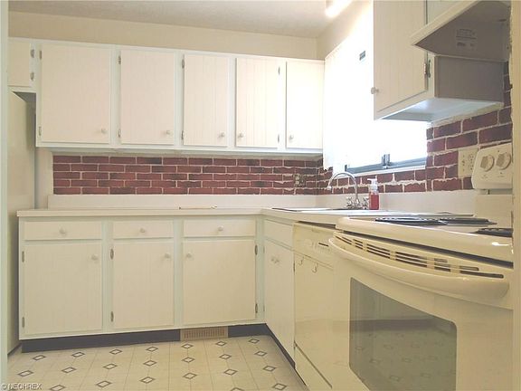 3rd image of 5568 Storrington Oval #212