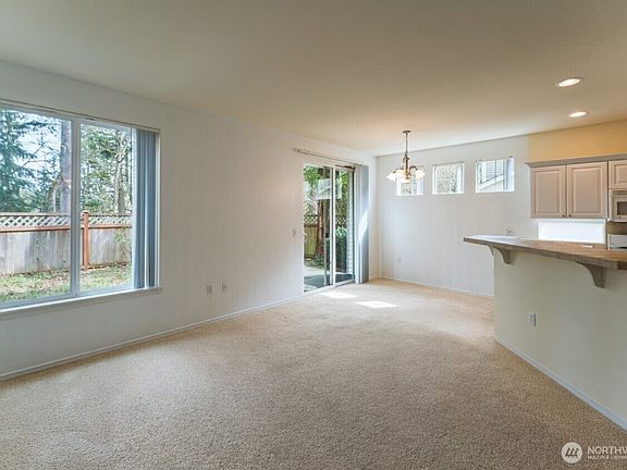 3rd image of 960 Lynnwood Court SE #1027