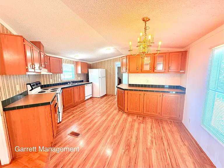 921 Seneca Dr — Photo 4
