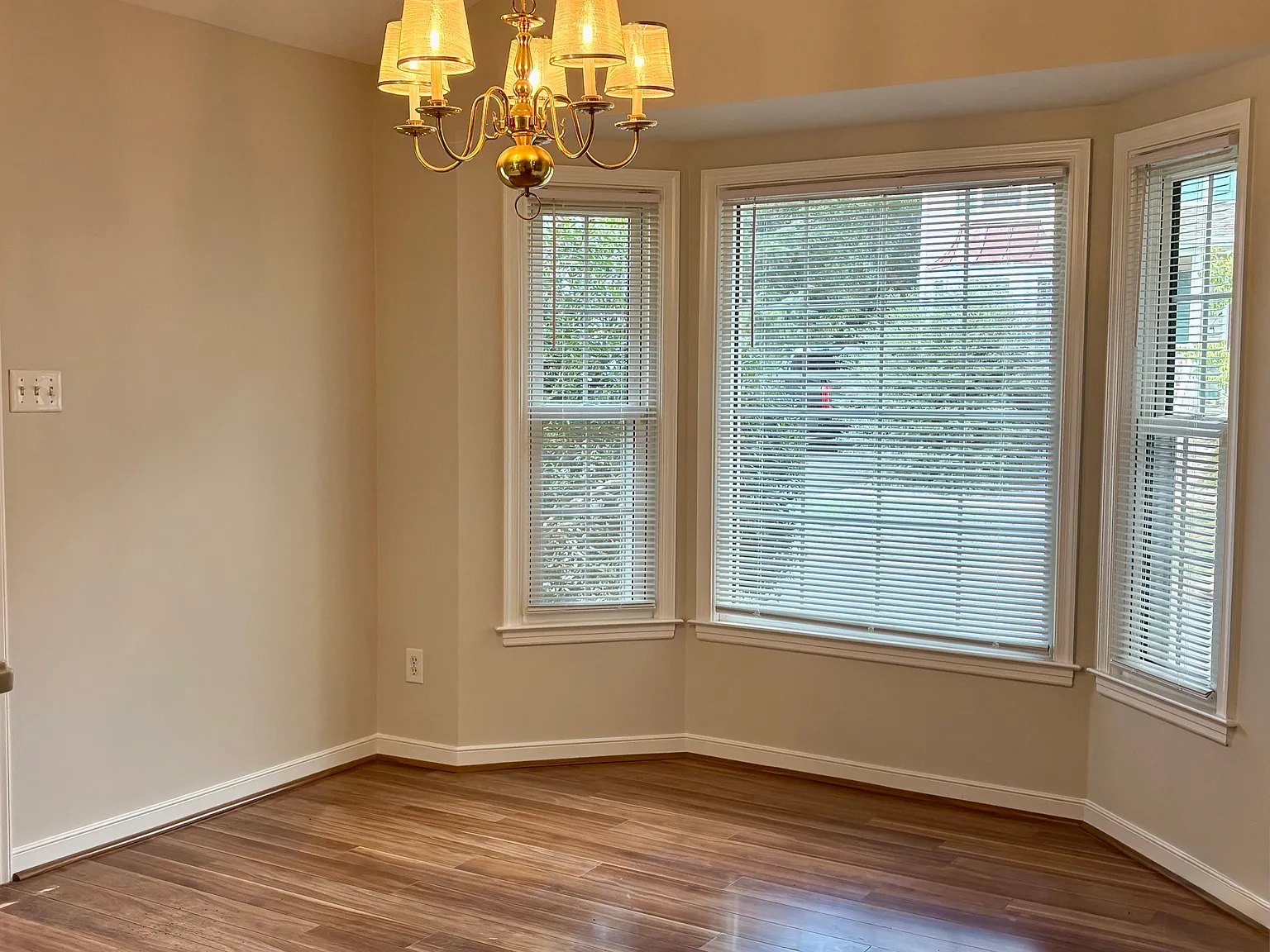 3 bed, 1294 sqft, $2,345 — Photo 4