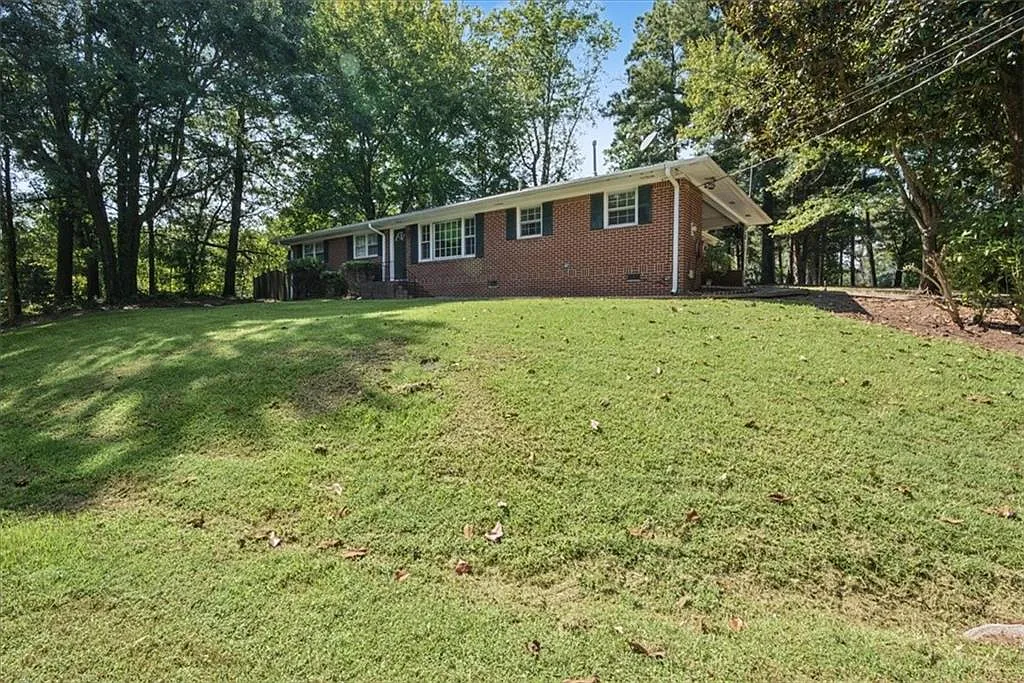 3 bed, 1.5 bath, 1425 sqft, $2,000 — Photo 3