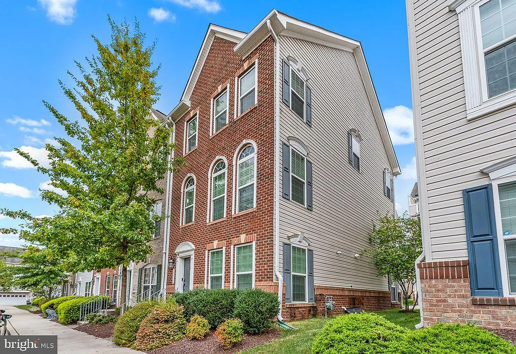 3 bed, 2.5 bath, 1600 sqft, $3,500 — Photo 3