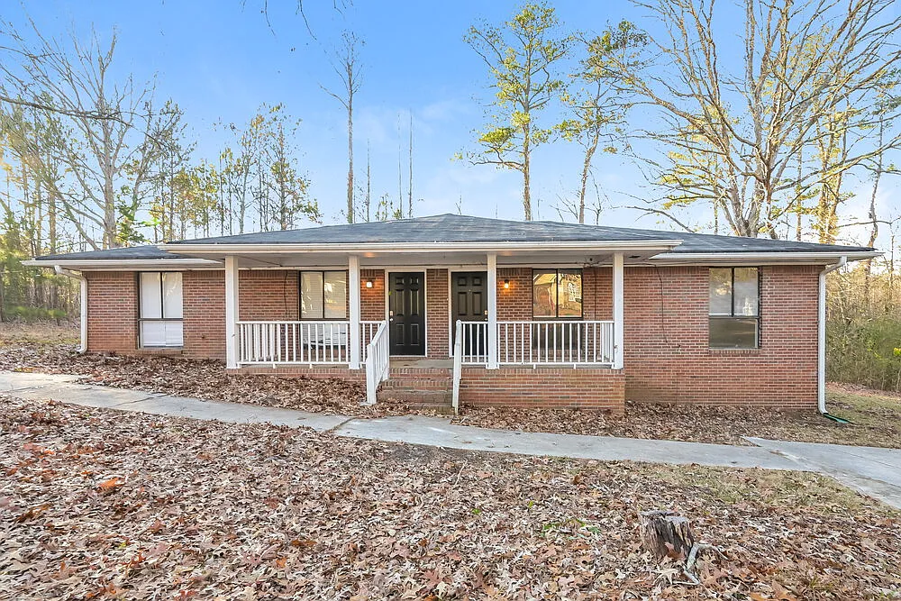 3 bed, 1.0 bath, 1073 sqft, $1,605 — Photo 1