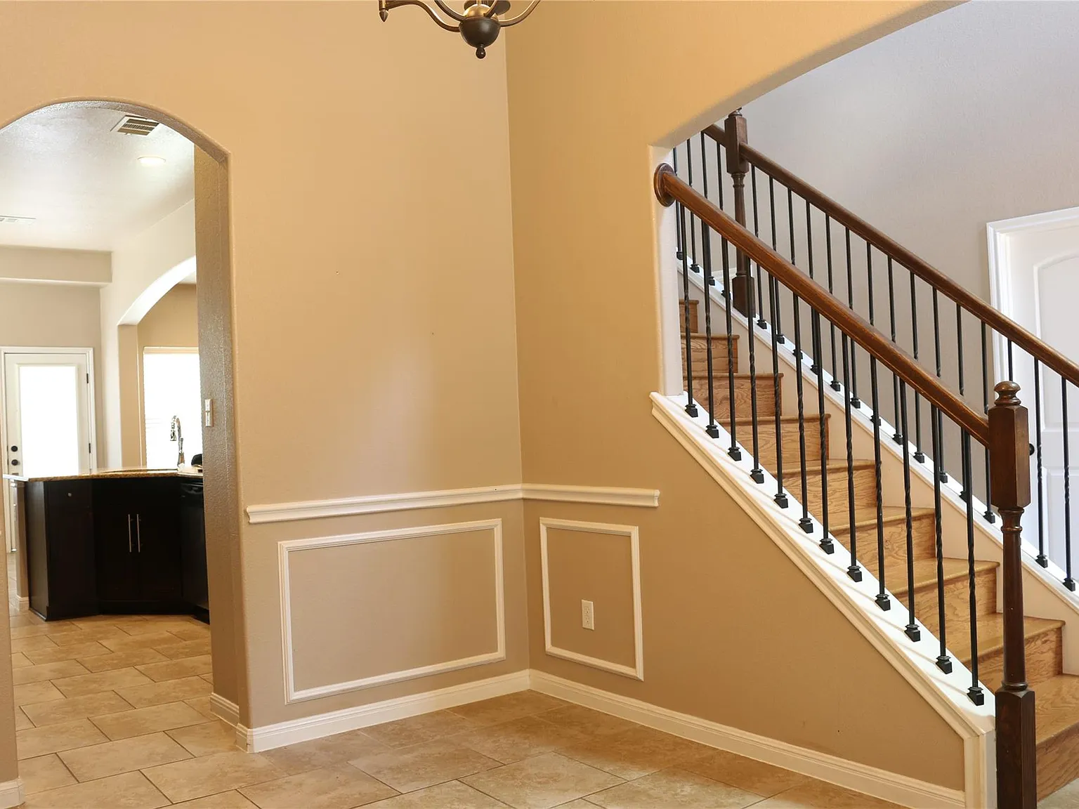 4 bed, 2.5 bath, 2338 sqft, $2,300 — Photo 4