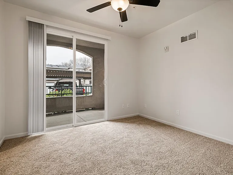 Sterling Oaks Luxury Apartments — Photo 56