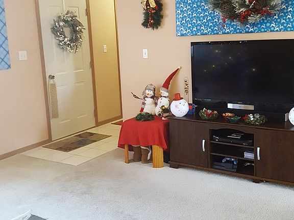 3rd image of 909 Cottonwood Dr