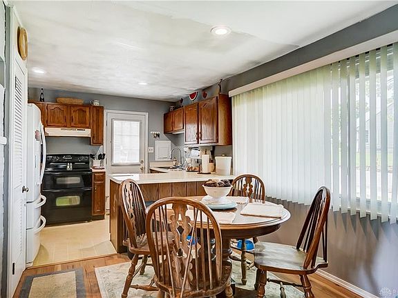 4th image of 144 Meyer Ave