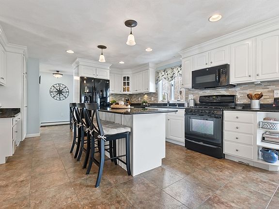 4th image of 11 Barberry Ln