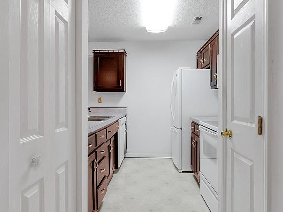 3rd image of 185 Beechtree Ln