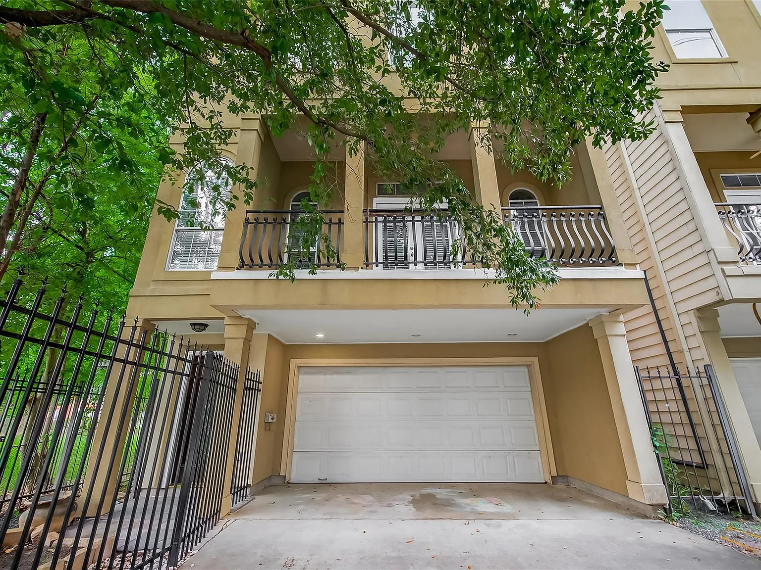 3 bed, 3.5 bath, 2621 sqft, $2,995 — Photo 1