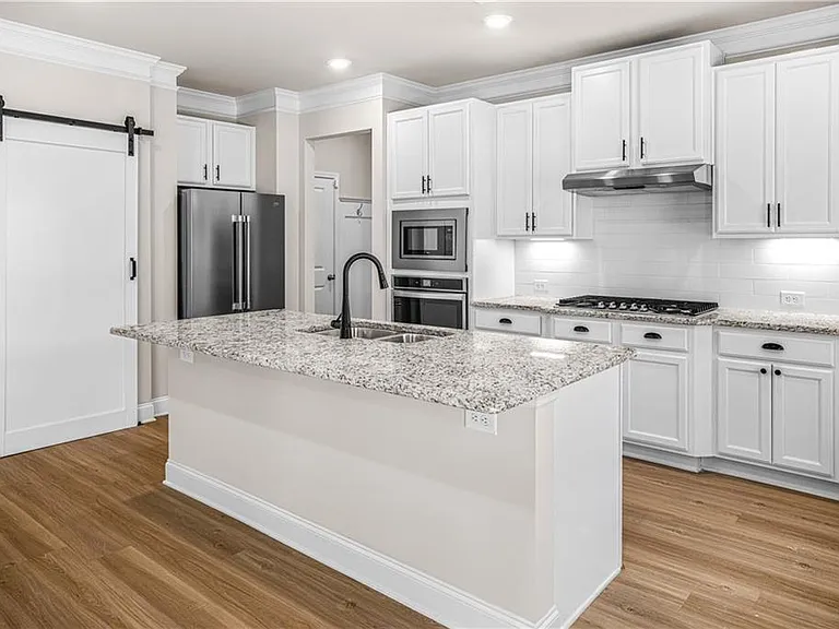 18 Dorothy Ln — Photo 4