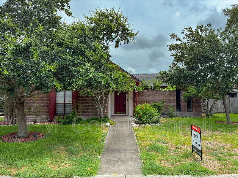 3 bed, 2.0 bath, 2122 sqft, $2,275 — Photo 2