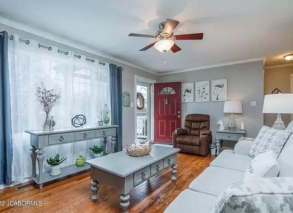 2nd image of 206 Hughes St