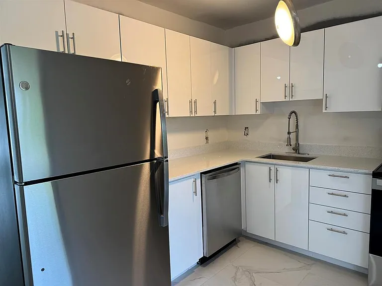 501 SW 83rd Ave — Photo 3