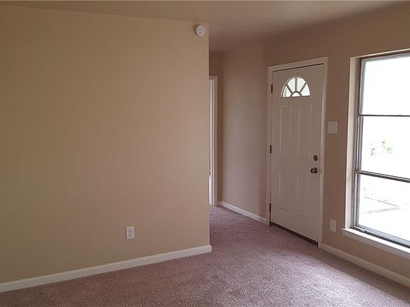 3rd image of 410 Oklaunion Dr