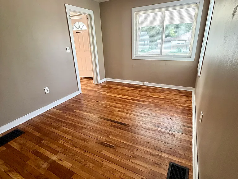 3809 Larchmont St — Photo 17