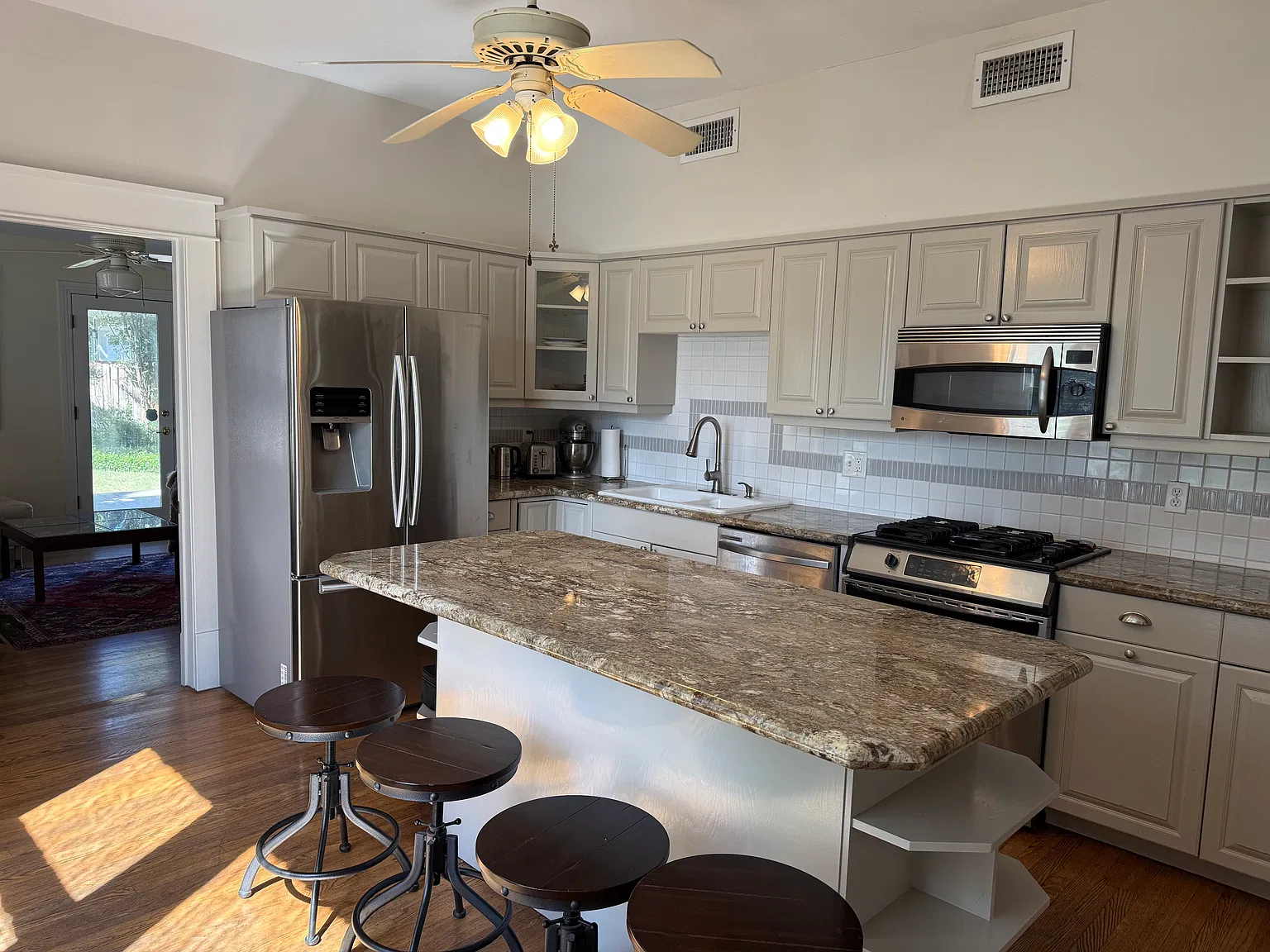 3 bed, 2000 sqft, $3,500 — Photo 3