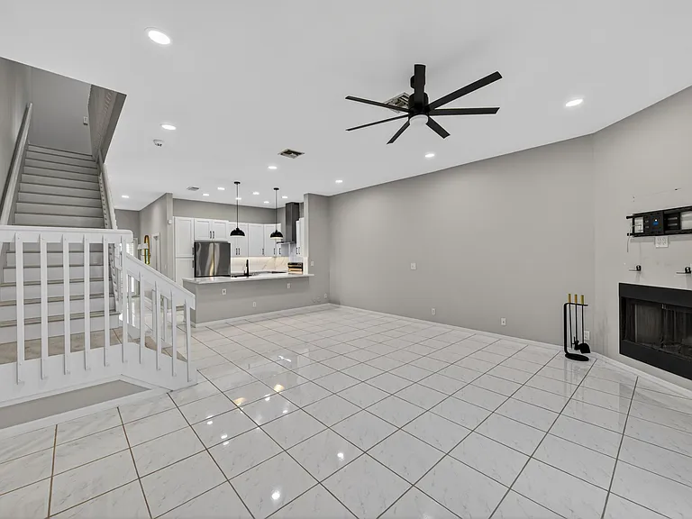 835 NE 17th Way — Photo 12
