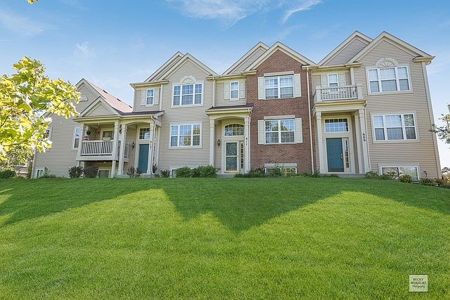 Private Entrance ~ faces open green space ~ very private