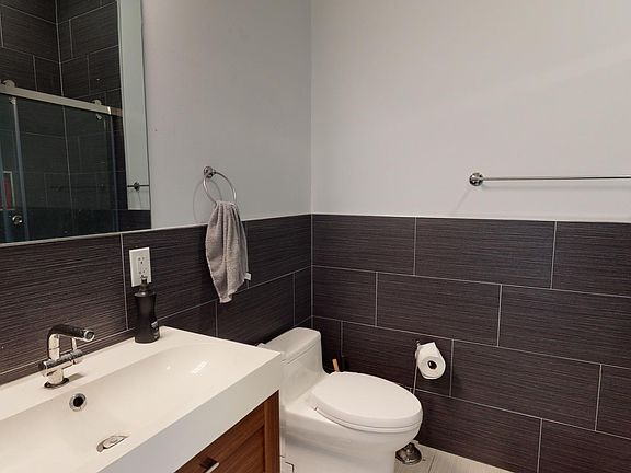 Full bathroom with modern finishes