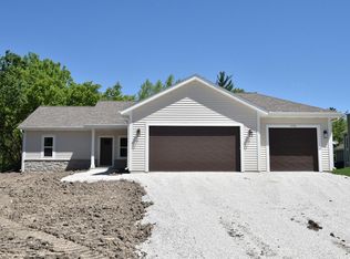 21520 W Valley Dr, New Berlin, WI 53146