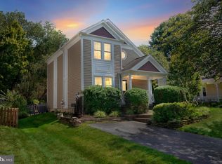 22 Fenton Wood Dr, Sterling, VA 20165