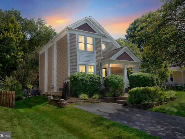 22 Fenton Wood Dr, Sterling, VA 20165