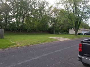 1515 W Shore Dr, Pekin, IL