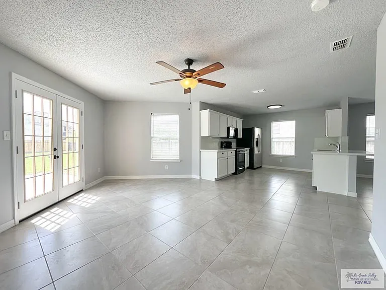 1013 Champlain Dr — Photo 5
