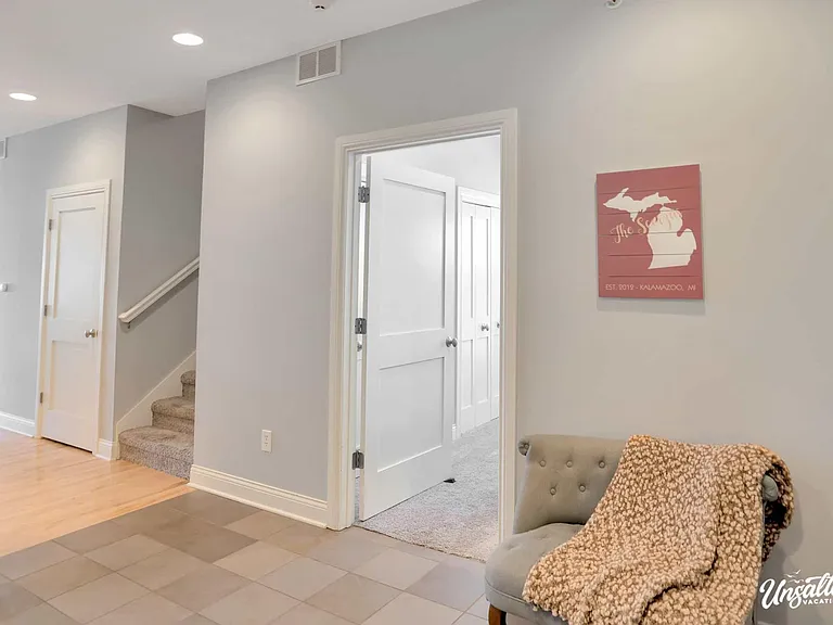 19 W Savidge St #29 — Photo 36