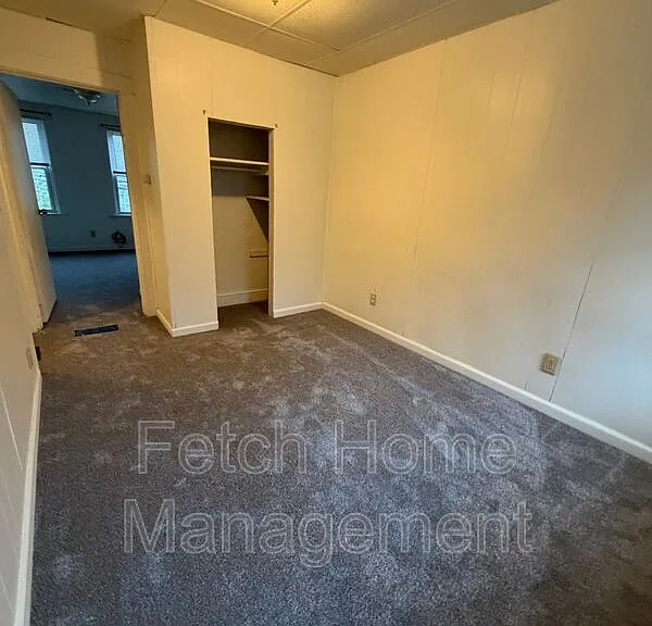 214 W Strawberry St — Photo 4