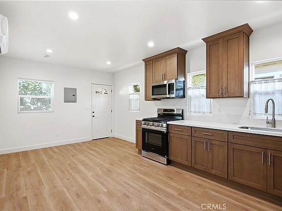 5th image of 1219 N Hoover St #B