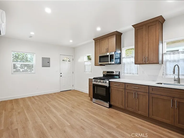 1219 N Hoover St #B — Photo 5