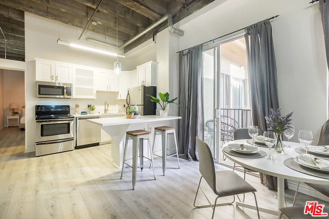 1 bed, 1.0 bath, 800 sqft, $1,950 — Photo 2