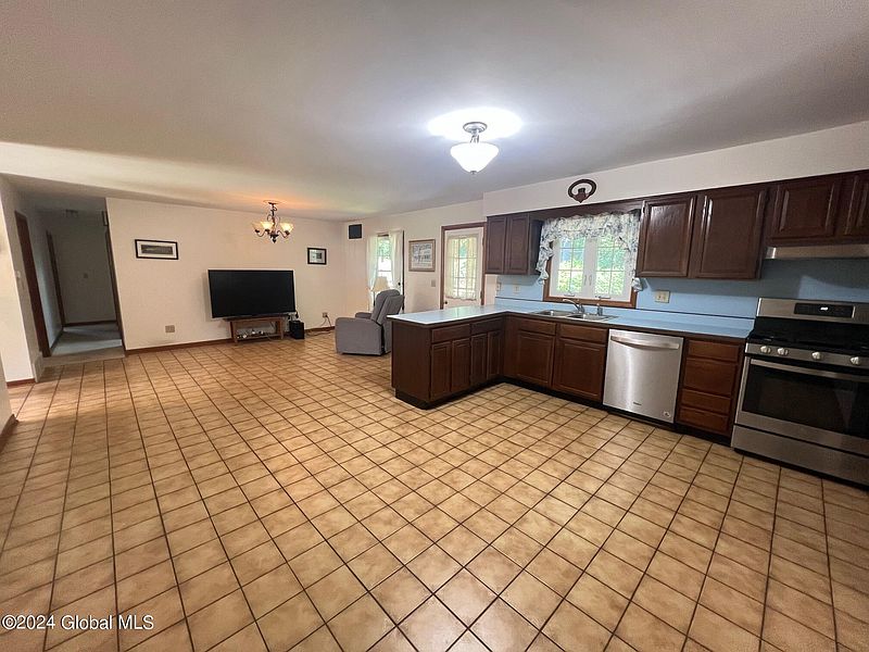 5th image of 496 Elm Avenue