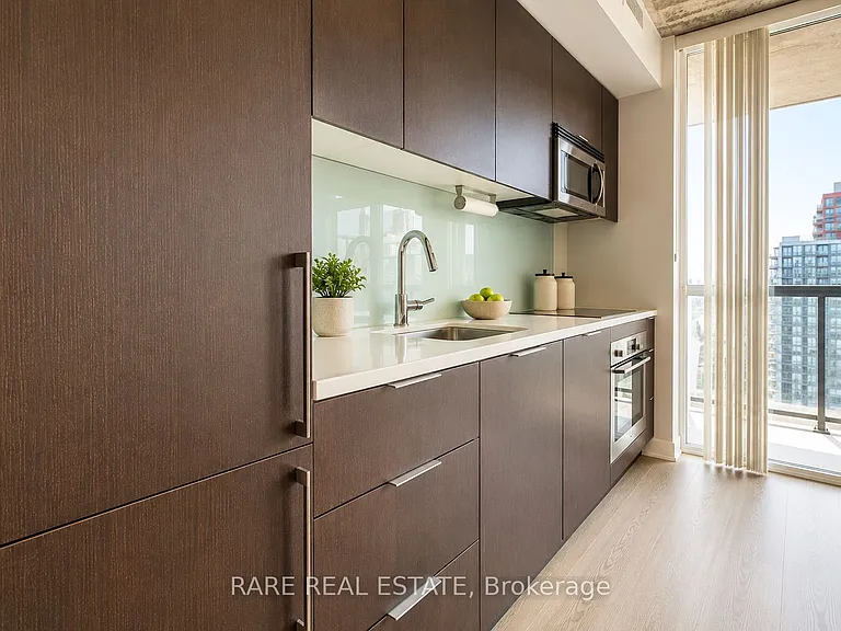 478 King St W #905 — Photo 5