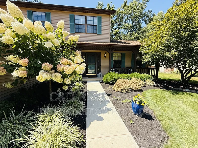 3 bed, 1.5 bath, 1920 sqft, $2,850 — Photo 2