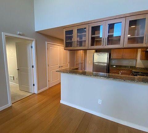 3rd image of 660 King St #335
