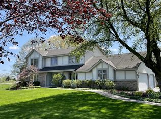 2940 S Country Ln, New Berlin, WI 53146