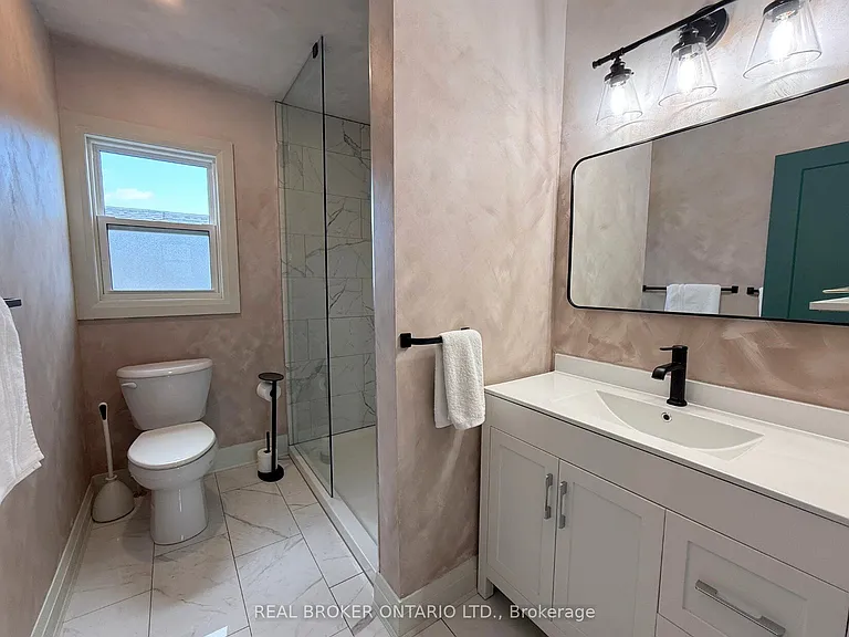 286 E 18th St — Photo 8
