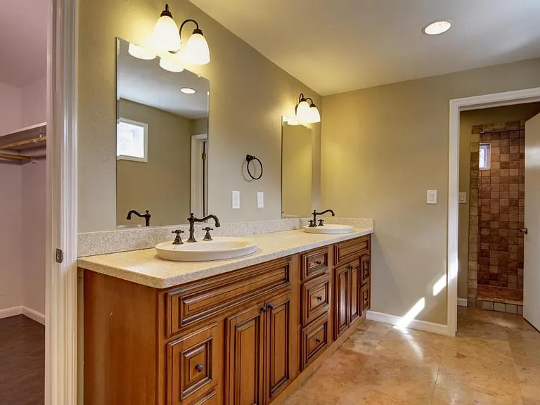 1421 Rogers St — Photo 14